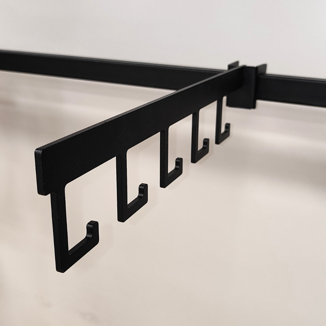 Εξάρτημα κρέμασης τσαντών σε μπάρα