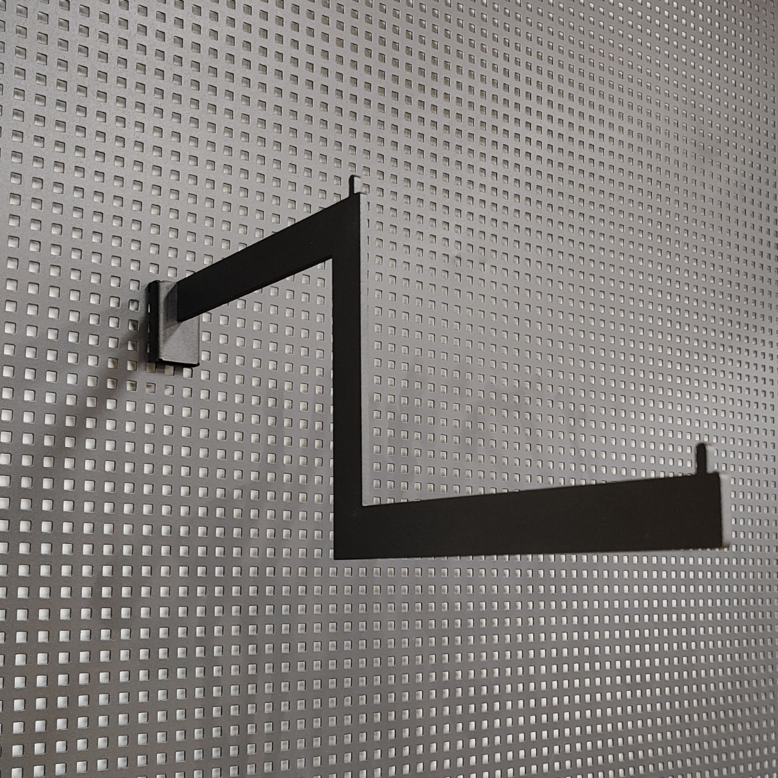 Κρέμαση step για διάτρητη λαμαρίνα