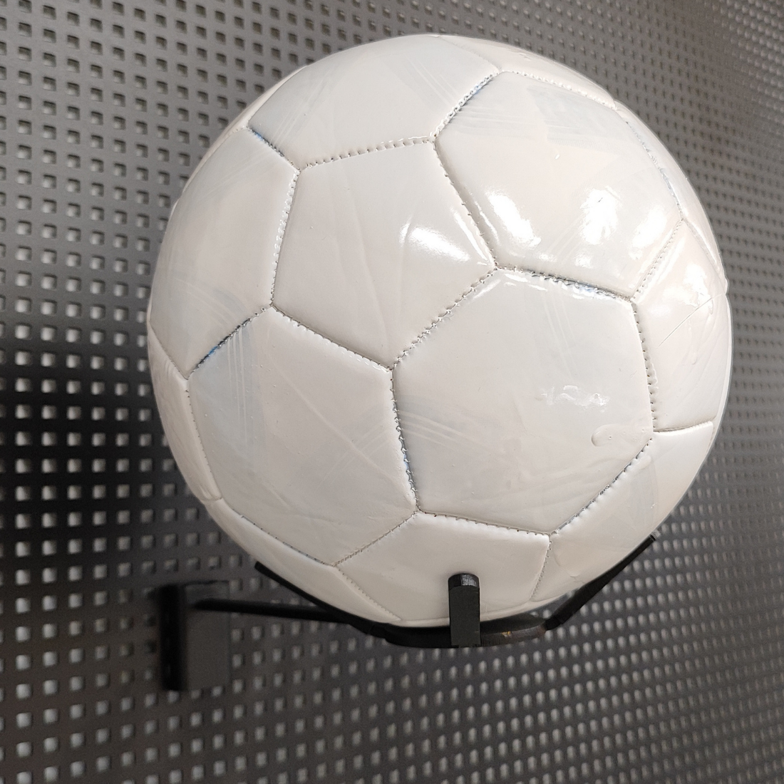 Στήριγμα μπάλας για διάτρητη λαμαρίνα